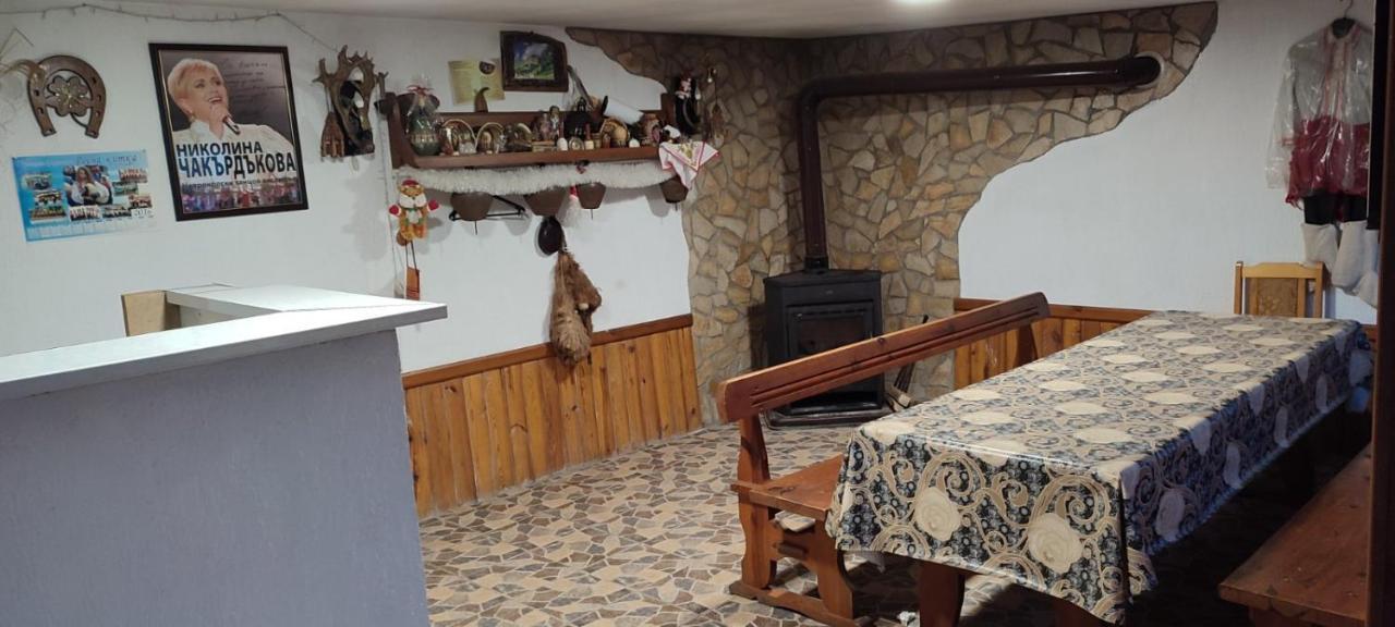 Guest House Proynovi Kalofer Eksteriør bilde