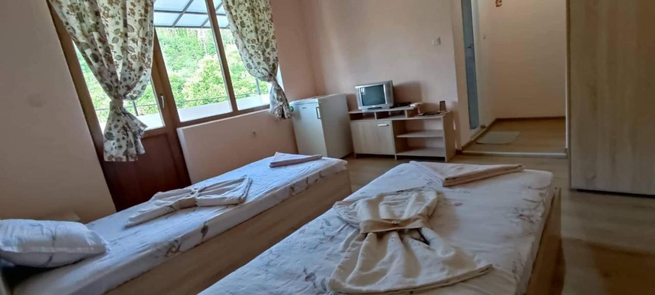 Guest House Proynovi Kalofer Eksteriør bilde