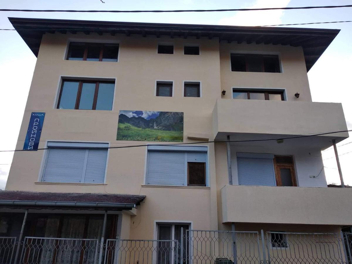 Guest House Proynovi Kalofer Eksteriør bilde